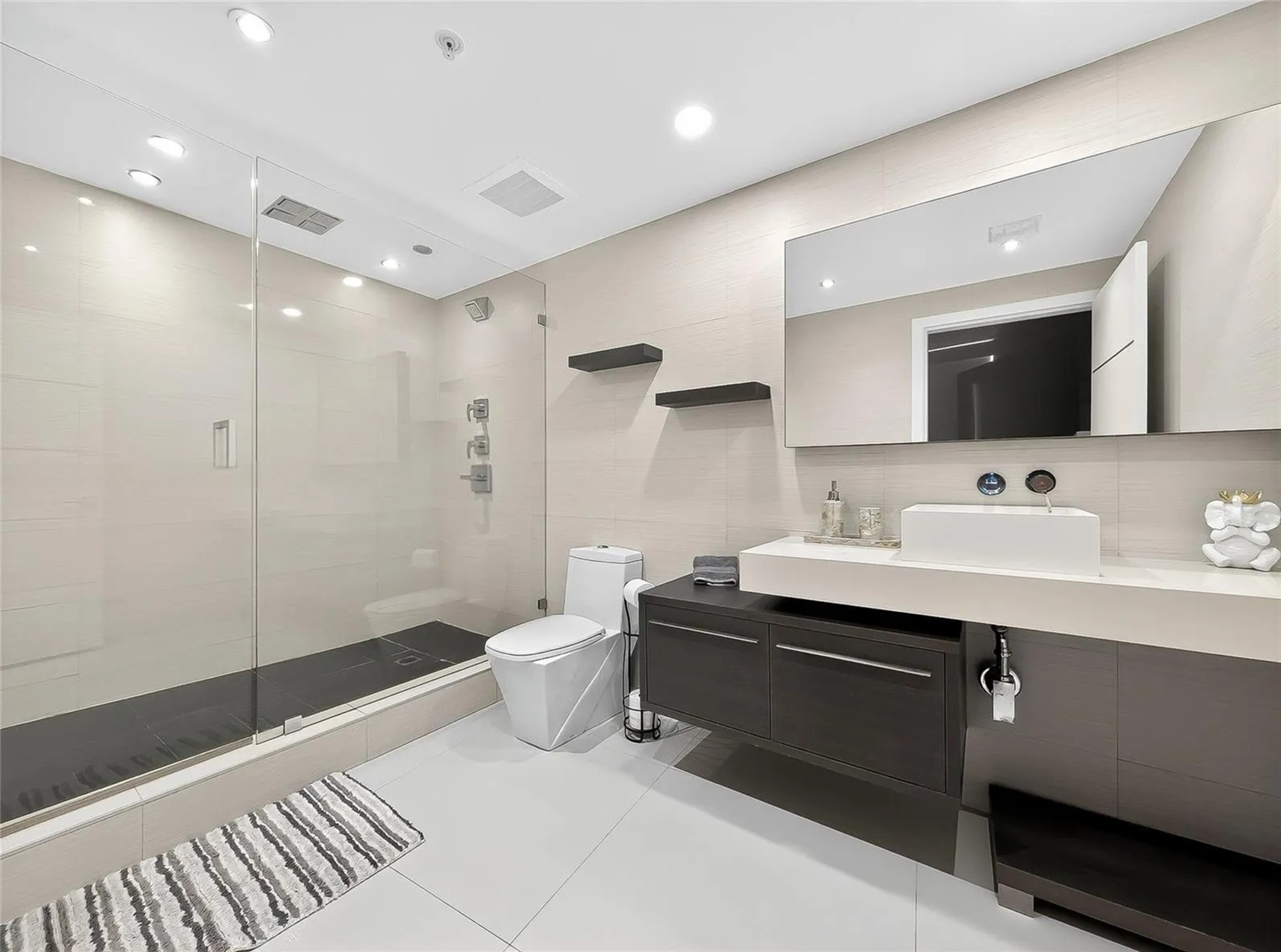 DCM_2383212 DCM_2383212