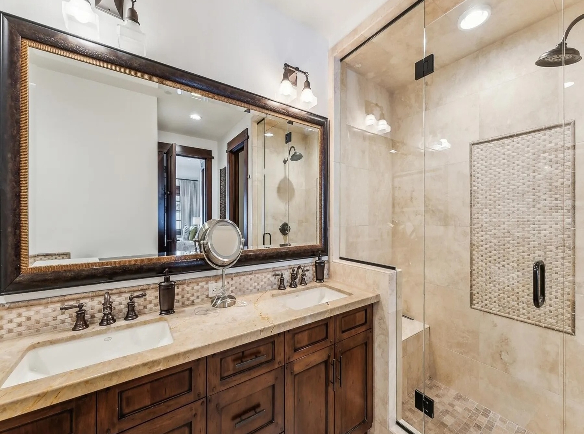 DCM_356635353 DCM_356635353